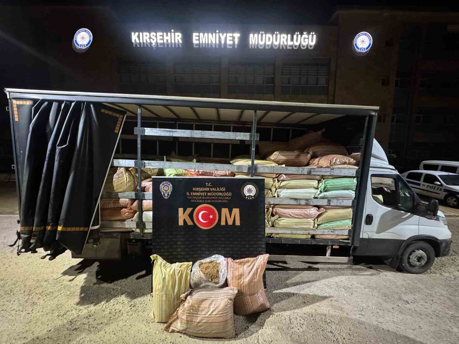Kırşehir’de kaçak tütün operasyonu: 3 bin 100 kilogram kaçak tütün ele geçirildi