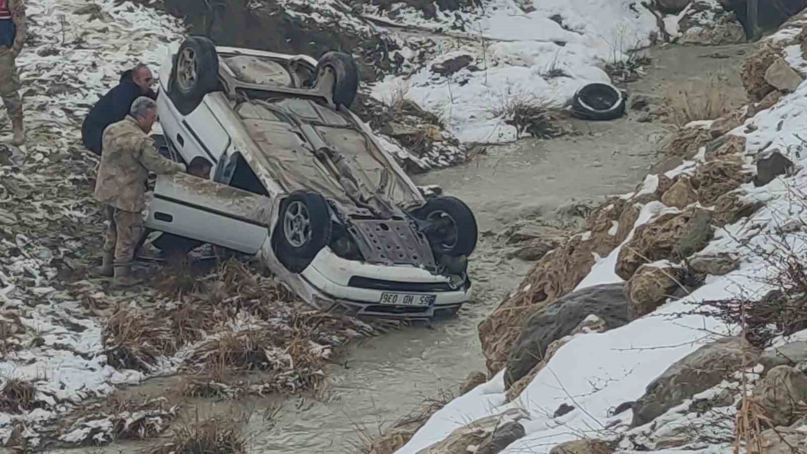 Van&rsquo;da otomobil dereye u&ccedil;tu: 3 yaralı
