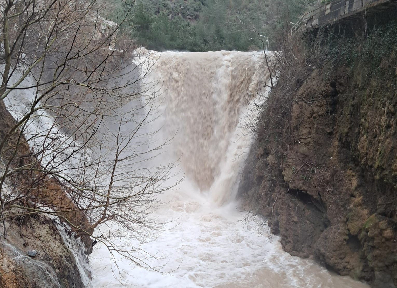 Osmaniye’de 3 gündür devam eden yağmur ve fırtına hayatı olumsuz etkiledi