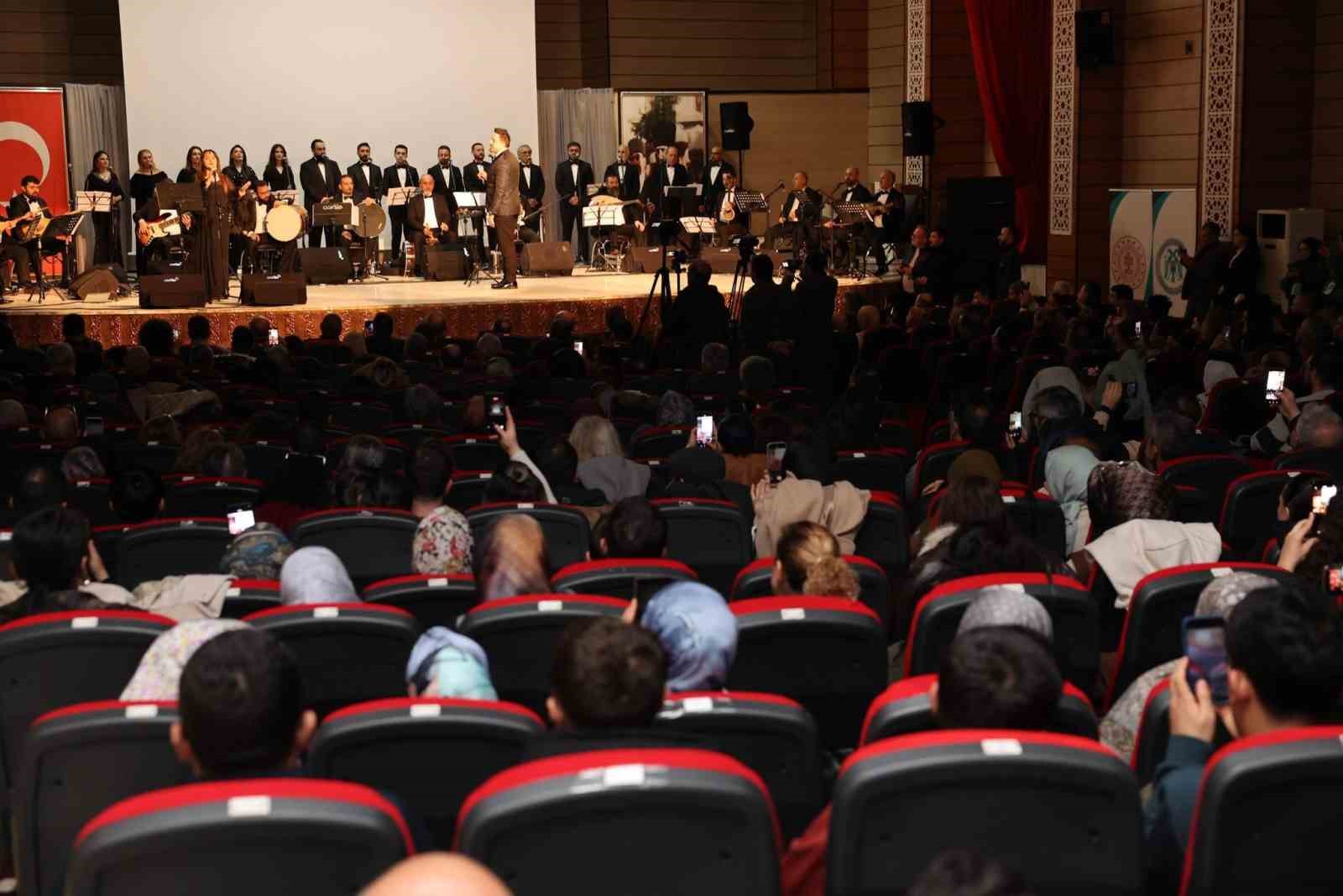 Erzincan’da kurtuluşun 108’inci yılına özel Türk halk müziği konseri düzenlendi
