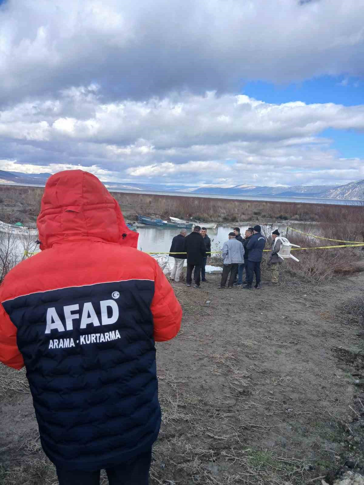 Eğirdir G&ouml;l&uuml;&rsquo;nde balık avlarken tekneden d&uuml;şen adam boğuldu
