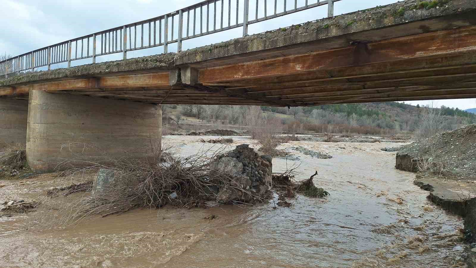 Çorum’da ayağı yıkılan köprü ulaşıma kapatıldı
