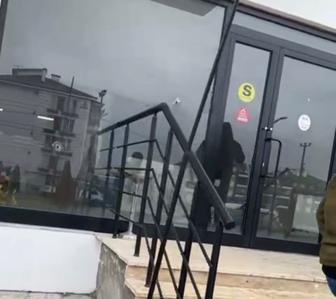 Bolu’da emlak ofisine silahlı saldırı: Lüks cip ve iş yeri kurşunların hedefi oldu