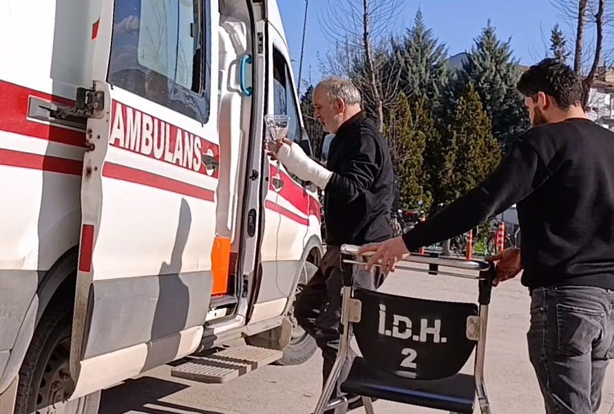 Ağa&ccedil; budarken bileğini kesti
