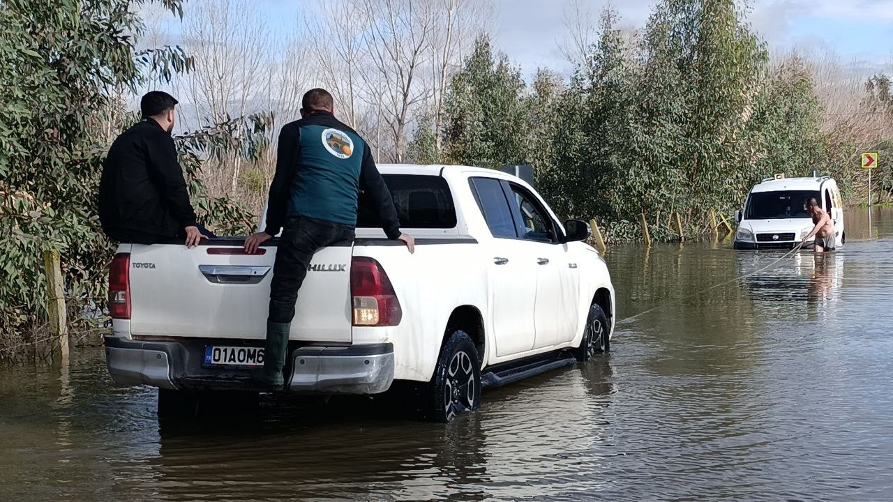 Kozan’da sel sularında mahsur kalan araçları ekipler kurtardı