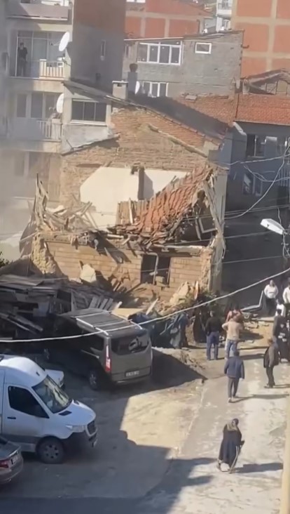 Gemlik’te metruk bina çöktü