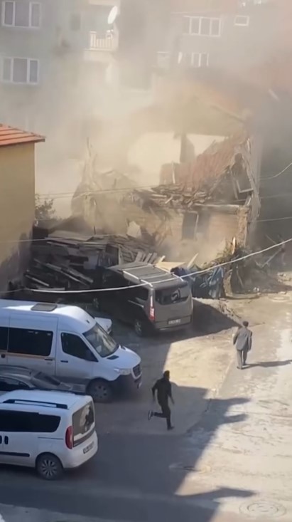 Gemlik’te metruk bina çöktü