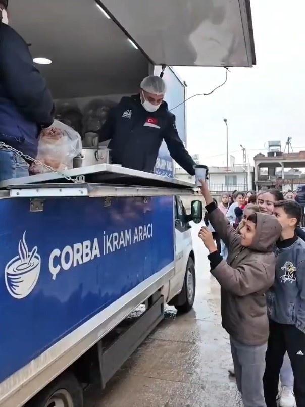 Antakya Belediyesi’nden soğuk kış gününde öğrencilere çorba ikramı