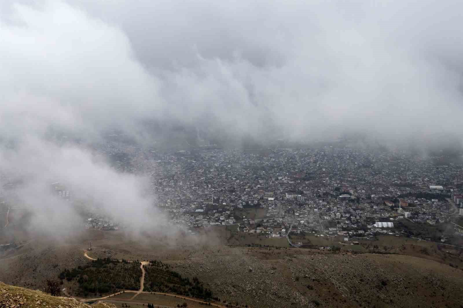 Makam Dağı&rsquo;ndan sis altında kalan Ergani g&ouml;r&uuml;nt&uuml;lendi
