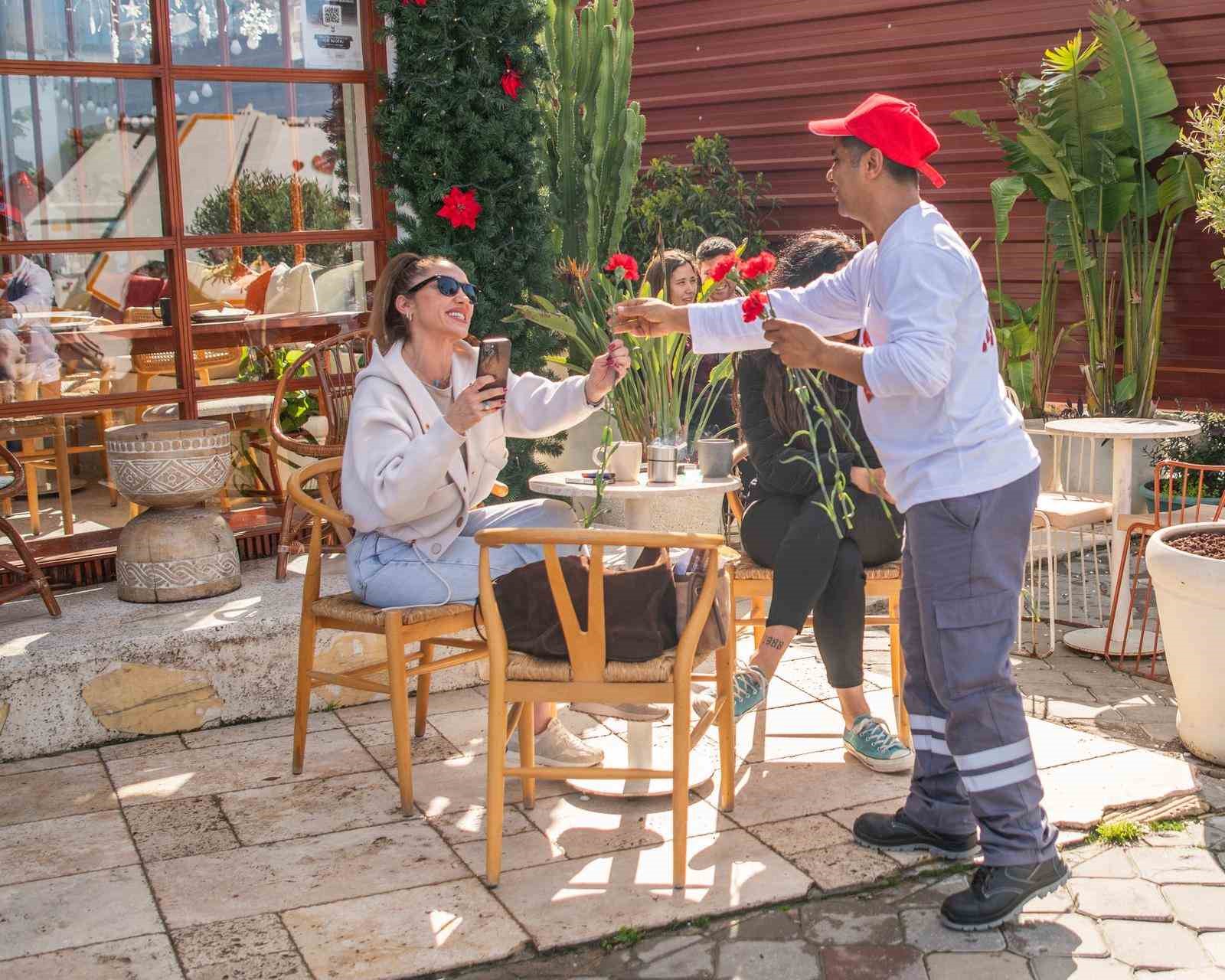 Kuşadası&rsquo;nda &ccedil;&ouml;p kamyonu sevgi dağıttı
