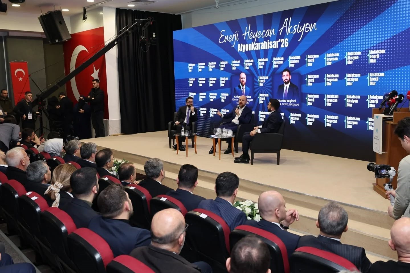 Bilal Erdoğan: "Siyaset&ccedil;iler siyaseti i&ccedil;in koşturacaklar, biz de sivil toplumda sivil toplum i&ccedil;in koşturacağız ve buna devam edeceğiz"
