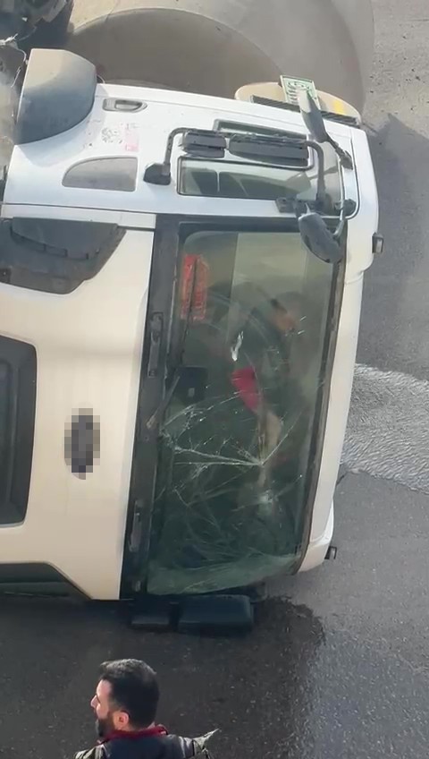 Devrilen beton mikserinin içinde mahsur kalan sürücü balyozla kendini kurtardı