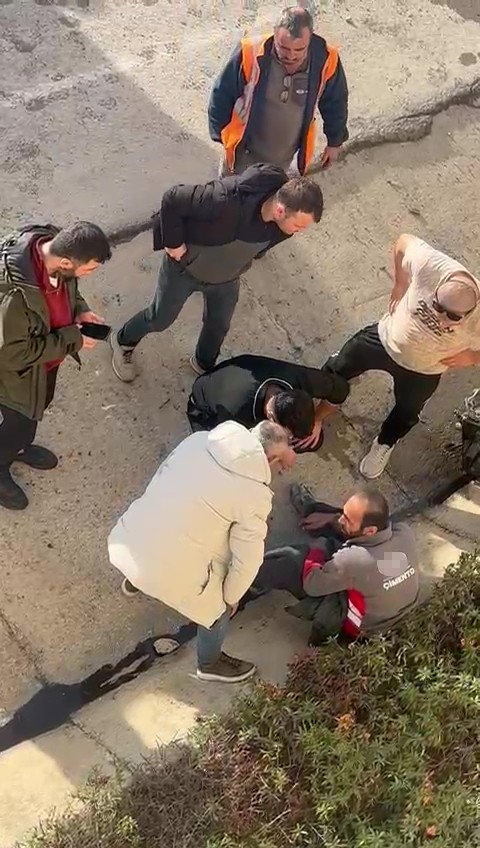 Devrilen beton mikserinin i&ccedil;inde mahsur kalan s&uuml;r&uuml;c&uuml; balyozla kendini kurtardı
