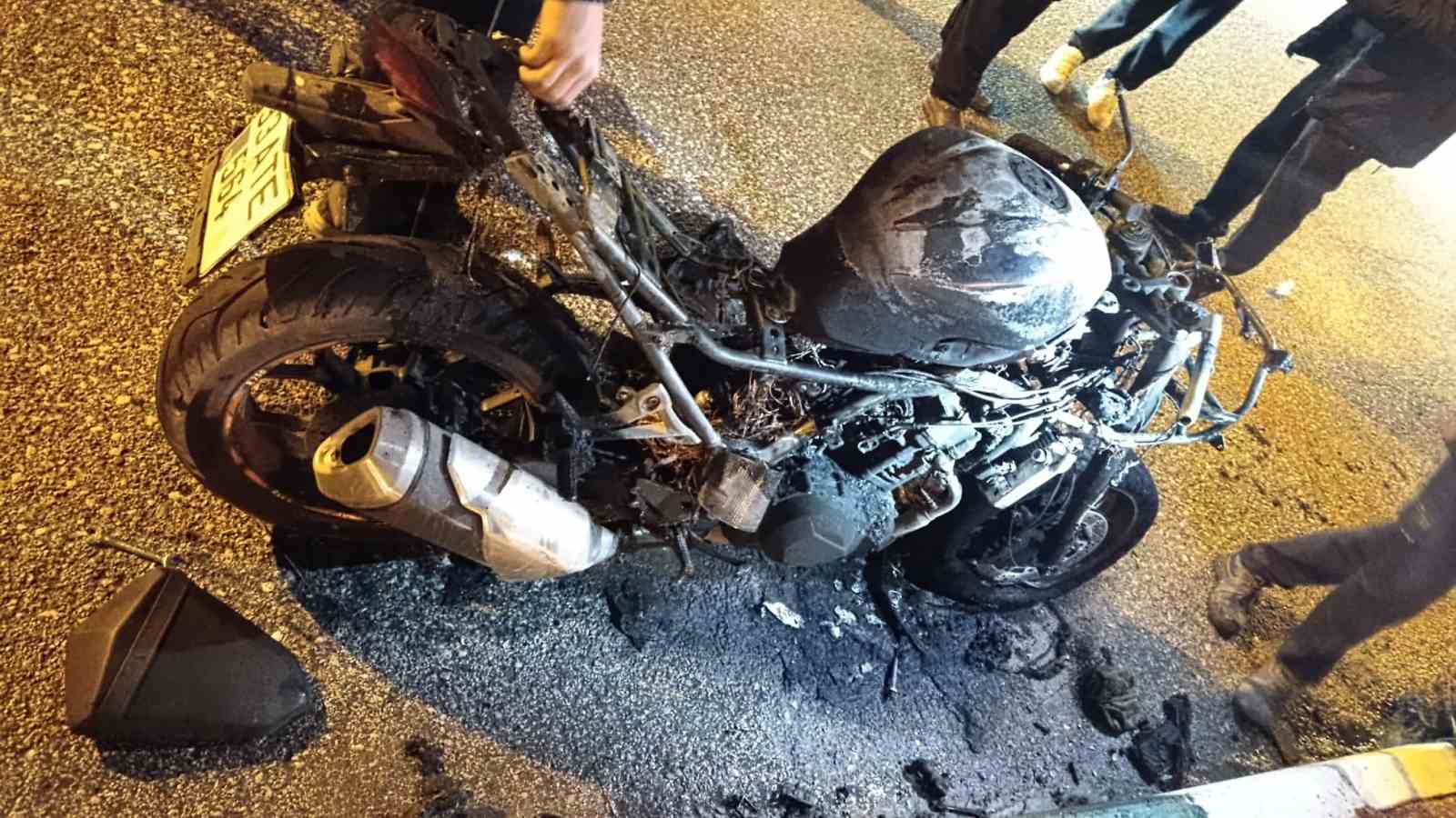 Osmaniye’de park halindeki motosiklet alev alev yandı