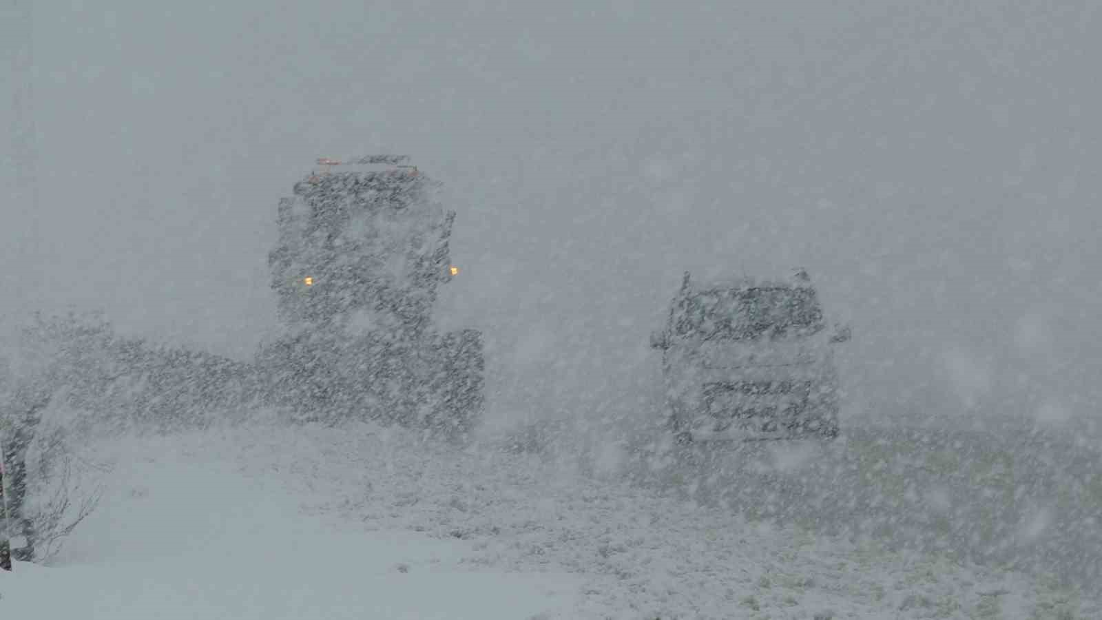 Van Kurubaş Geçidi’nde kar yağışı ve sis etkili oldu