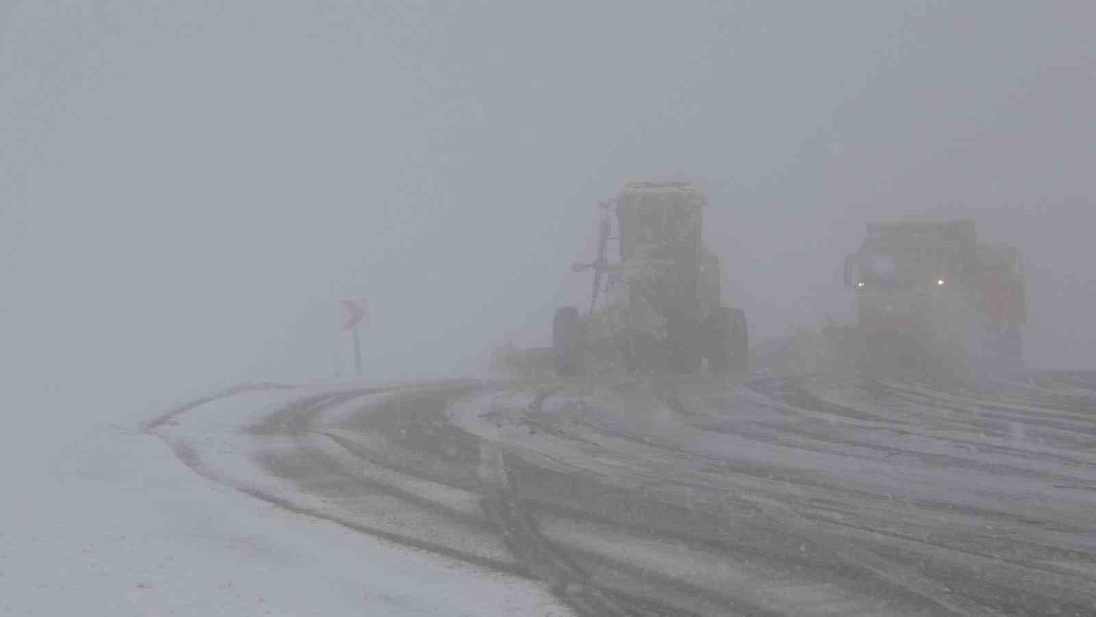 Van Kurubaş Geçidi’nde kar yağışı ve sis etkili oldu