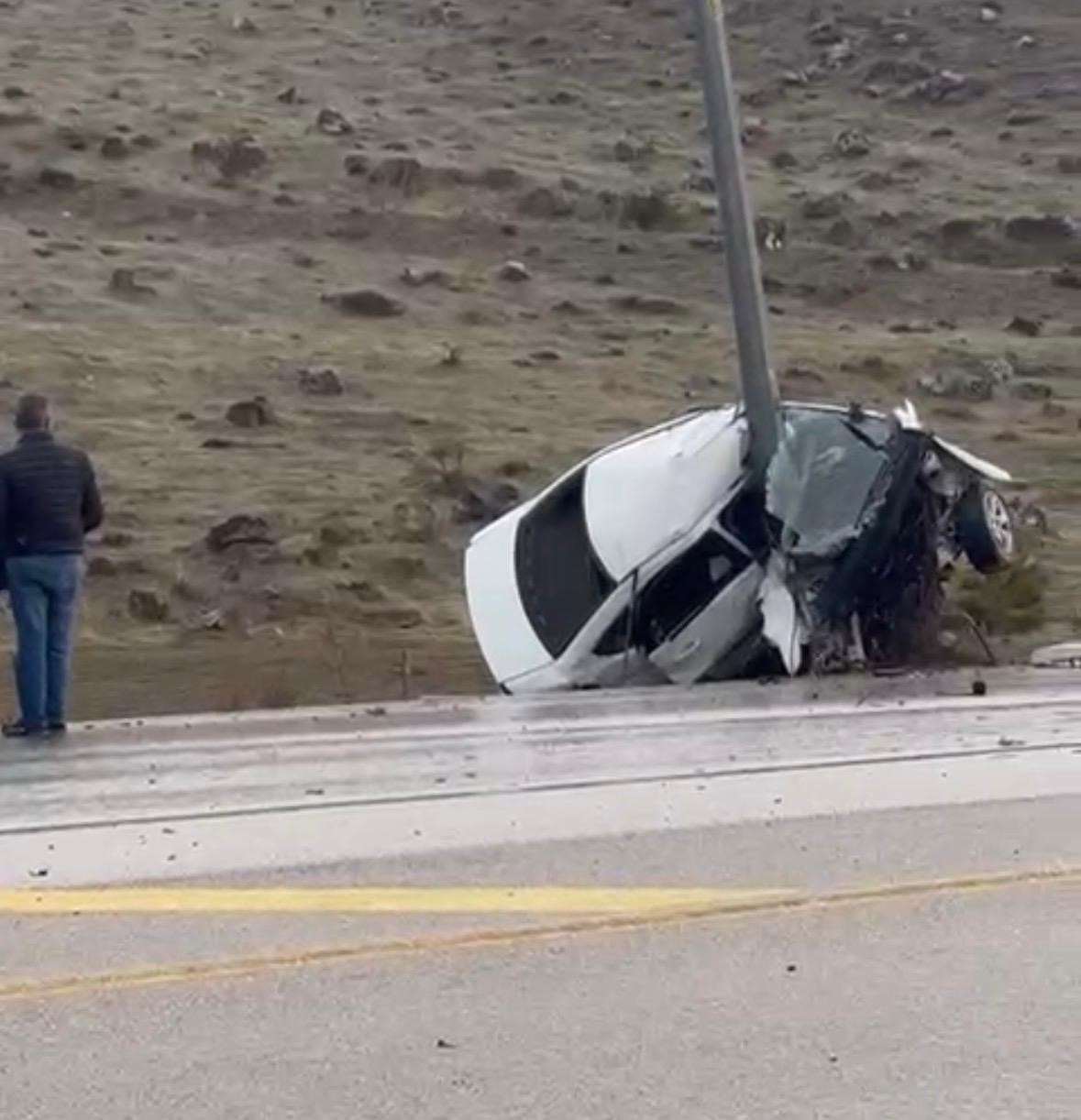 Direğe çarpan otomobil ikiye katlandı: 1 yaralı