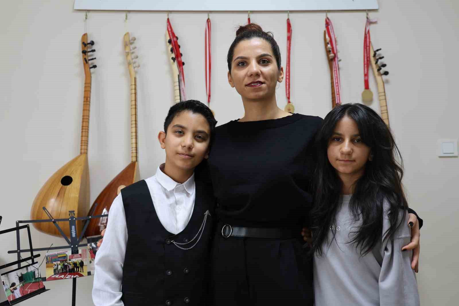 Depremden sonra müziğe sarılan anne çocuklarıyla üç enstrüman çalıyor