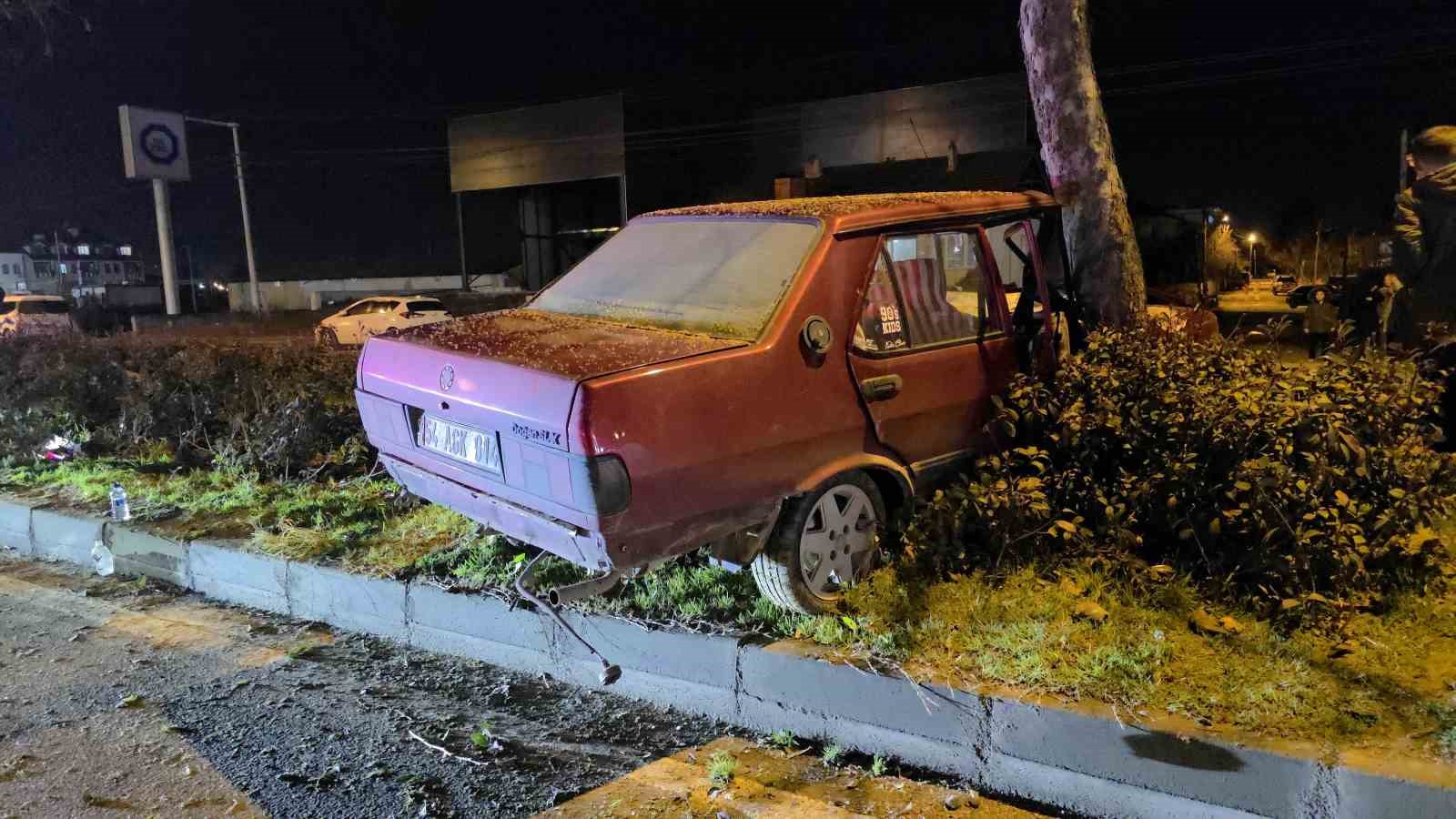 Otomobil ref&uuml;jdeki ağaca &ccedil;arptı: 1 kişi yaralandı
