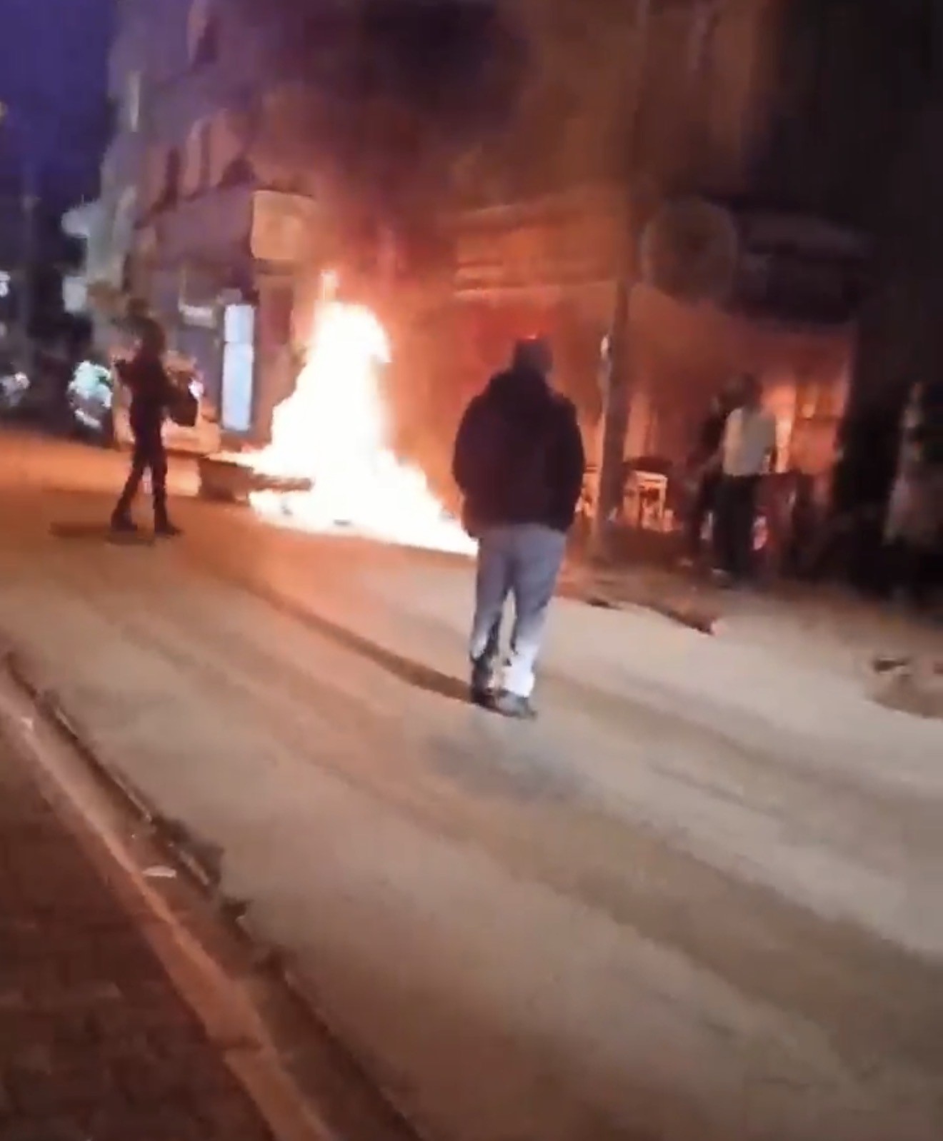 Motosiklet alev alev yandı
