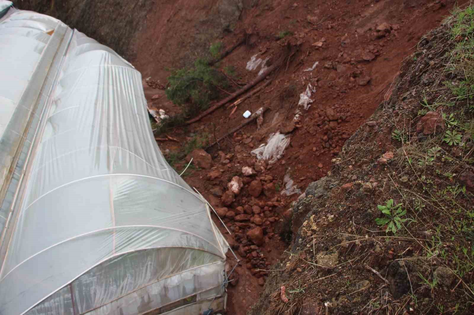 Antalya&rsquo;da heyelan evlerin duvarlarını &ccedil;atlattı, seralara dev kayalar d&uuml;şt&uuml;
