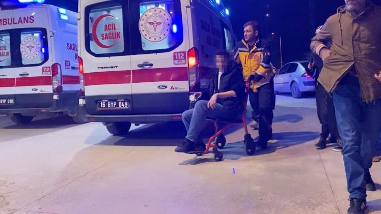 Otomobil ile motosiklet kafa kafaya çarpıştı: 2 yaralı