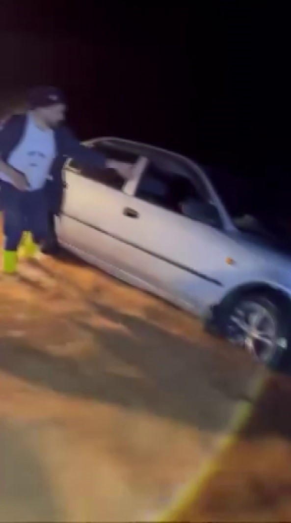 Sele teslim olan yollarda ara&ccedil;lar mahsur kaldı: Yaşanan zor anlar kamerada
