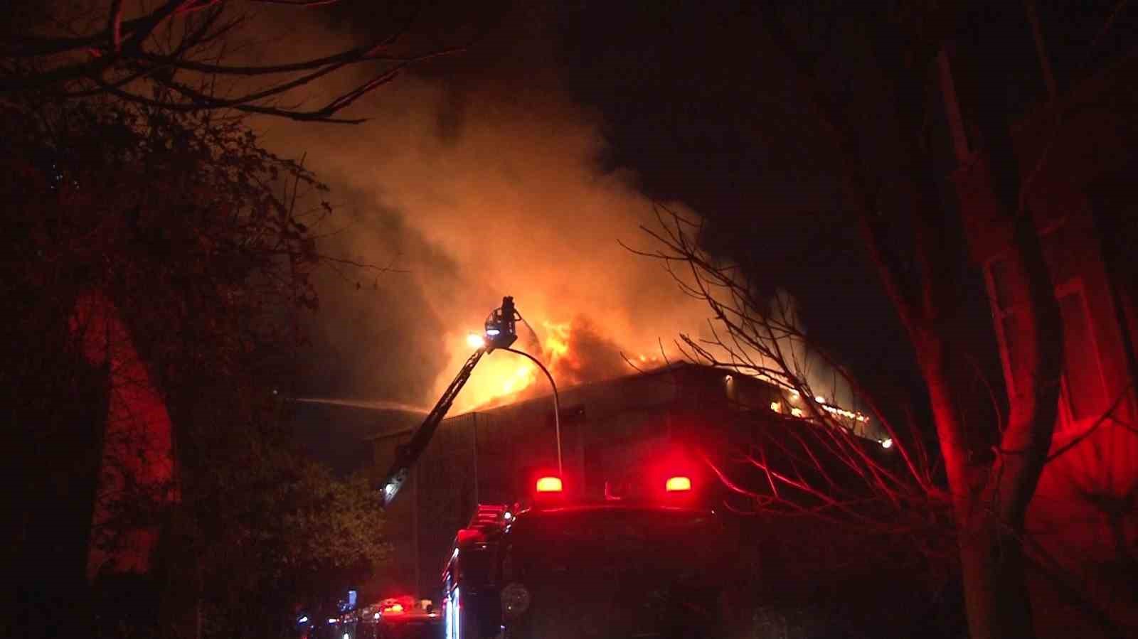 Üsküdar’da iki katlı metruk bina alev alev yandı