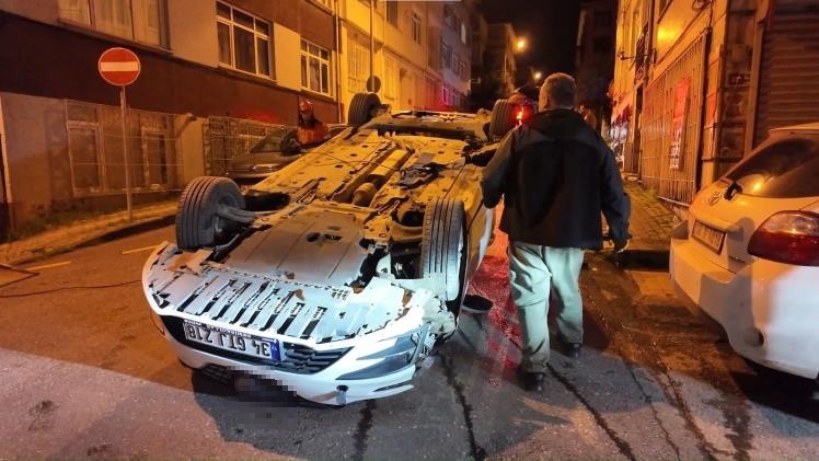 &Uuml;sk&uuml;dar&rsquo;da kontrolden &ccedil;ıkan otomobil iki araca &ccedil;arparak takla attı
