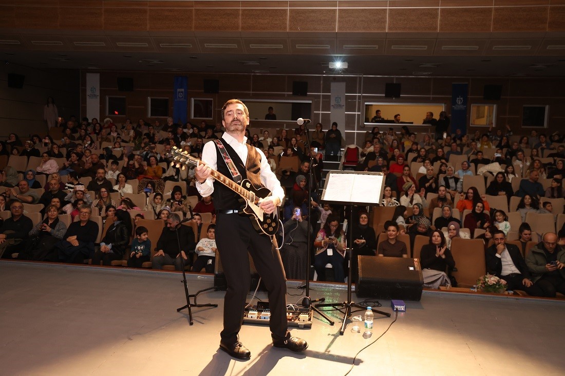 Gebze&rsquo;de Barış Man&ccedil;o eserleriyle anıldı
