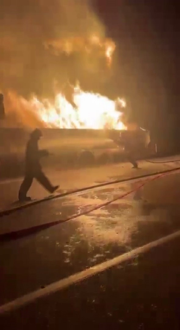 Isınan tekerlek balatalarından &ccedil;ıkan alevler sunta y&uuml;kl&uuml; tırı yaktı
