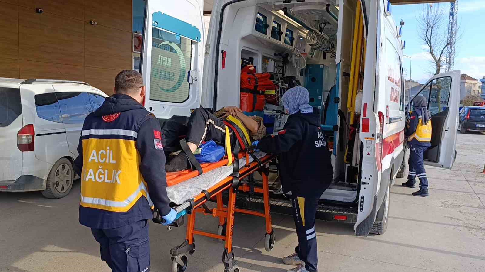 Tamir ettiği traktörün altında kaldı