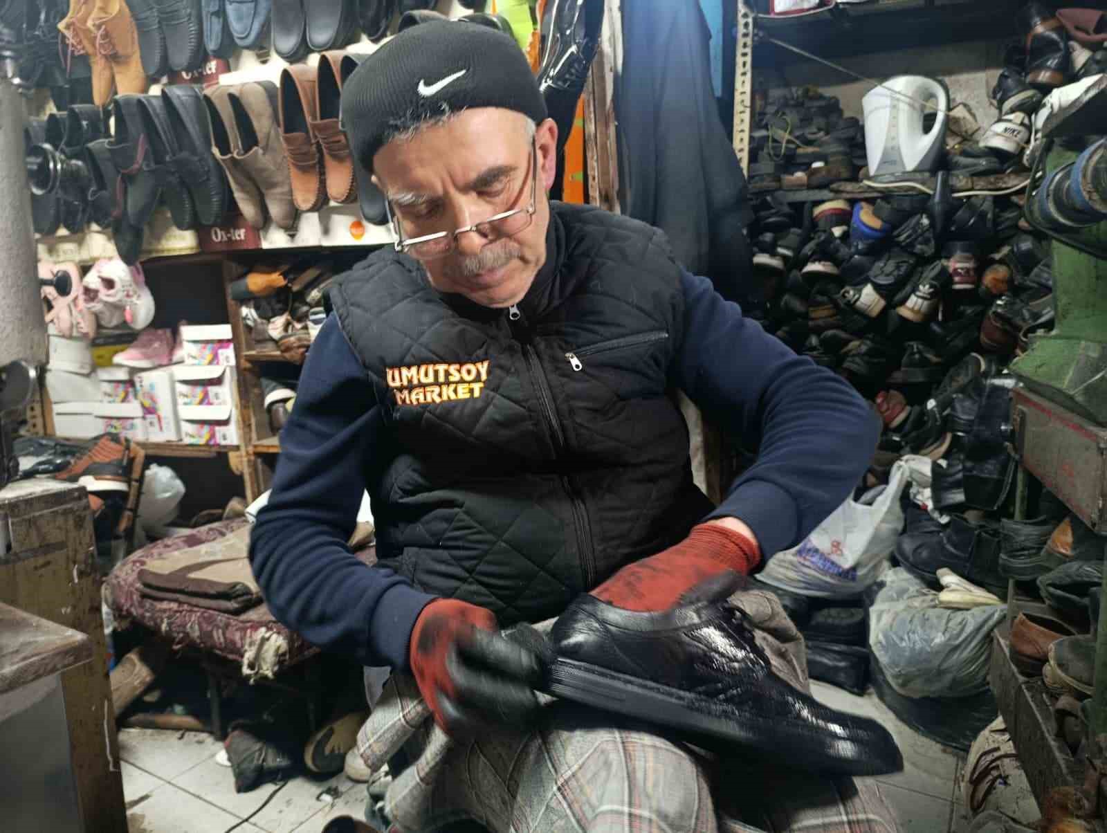 Kahramanmaraş’ta 38 yıllık usta eski ayakkabılara yeniden hayat veriyor