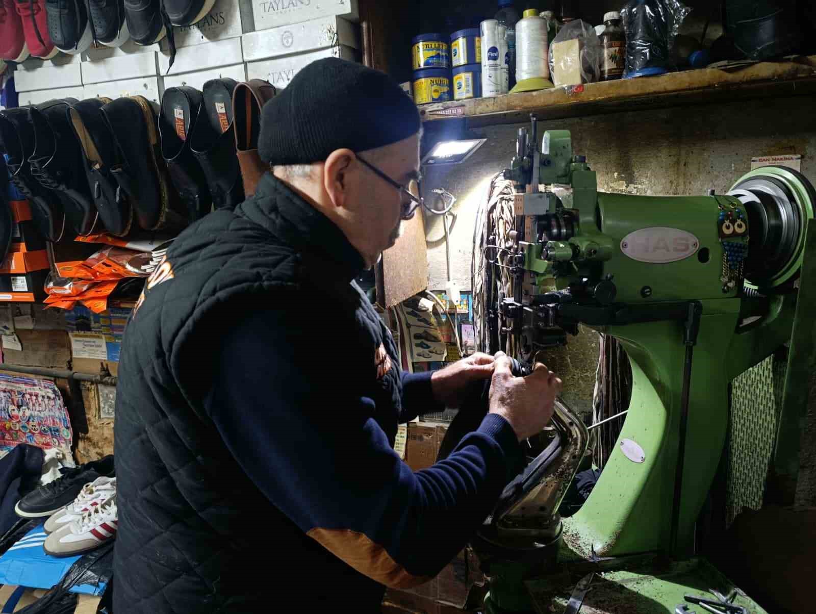 Kahramanmaraş’ta 38 yıllık usta eski ayakkabılara yeniden hayat veriyor