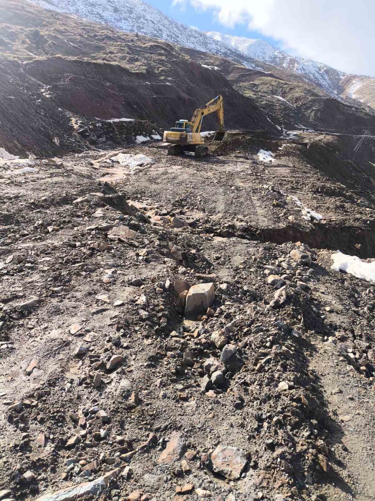 Solhan’da heyelan ve yol çökmesine karşı yoğun mesai