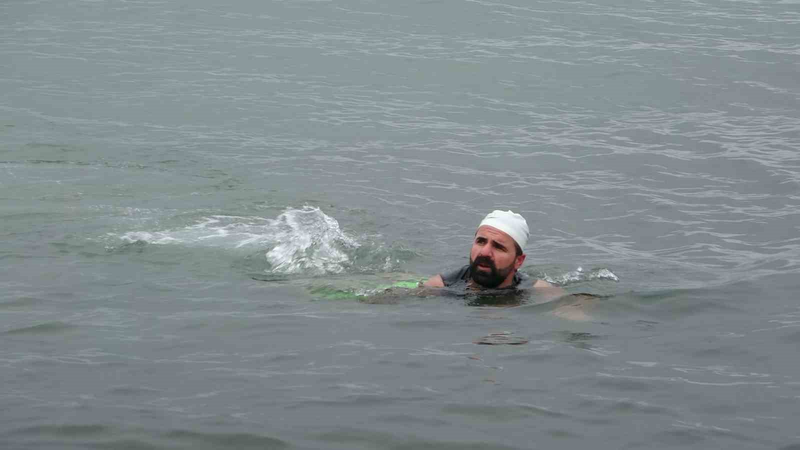 Dondurucu soğuğa meydan okudu: Van Gölü’nde şifa kulaçları