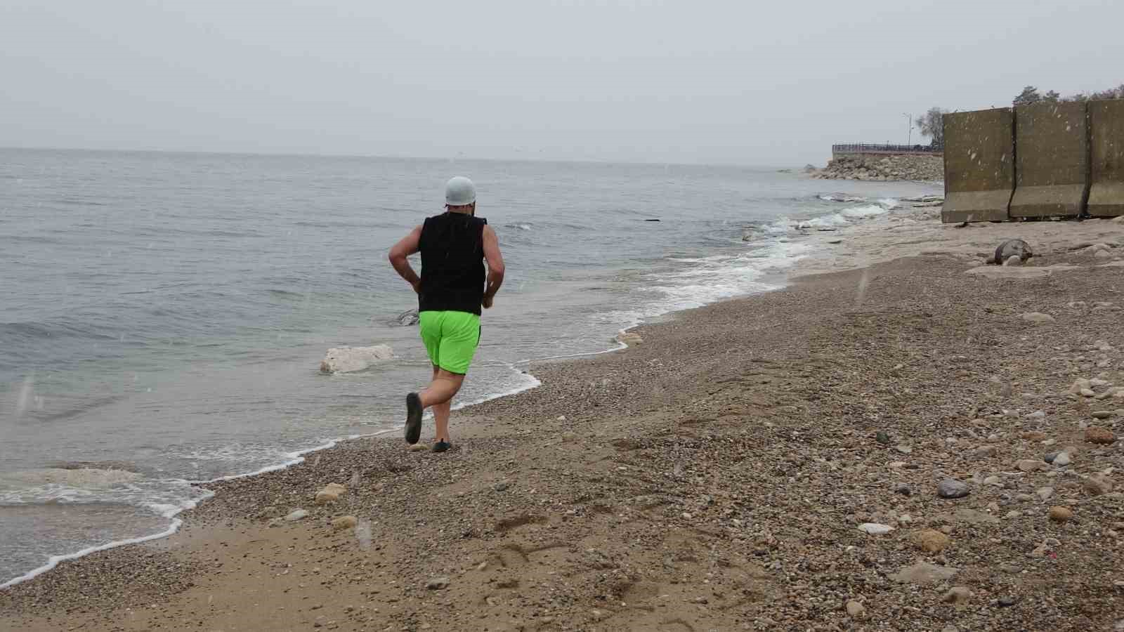 Dondurucu soğuğa meydan okudu: Van G&ouml;l&uuml;&rsquo;nde şifa kula&ccedil;ları
