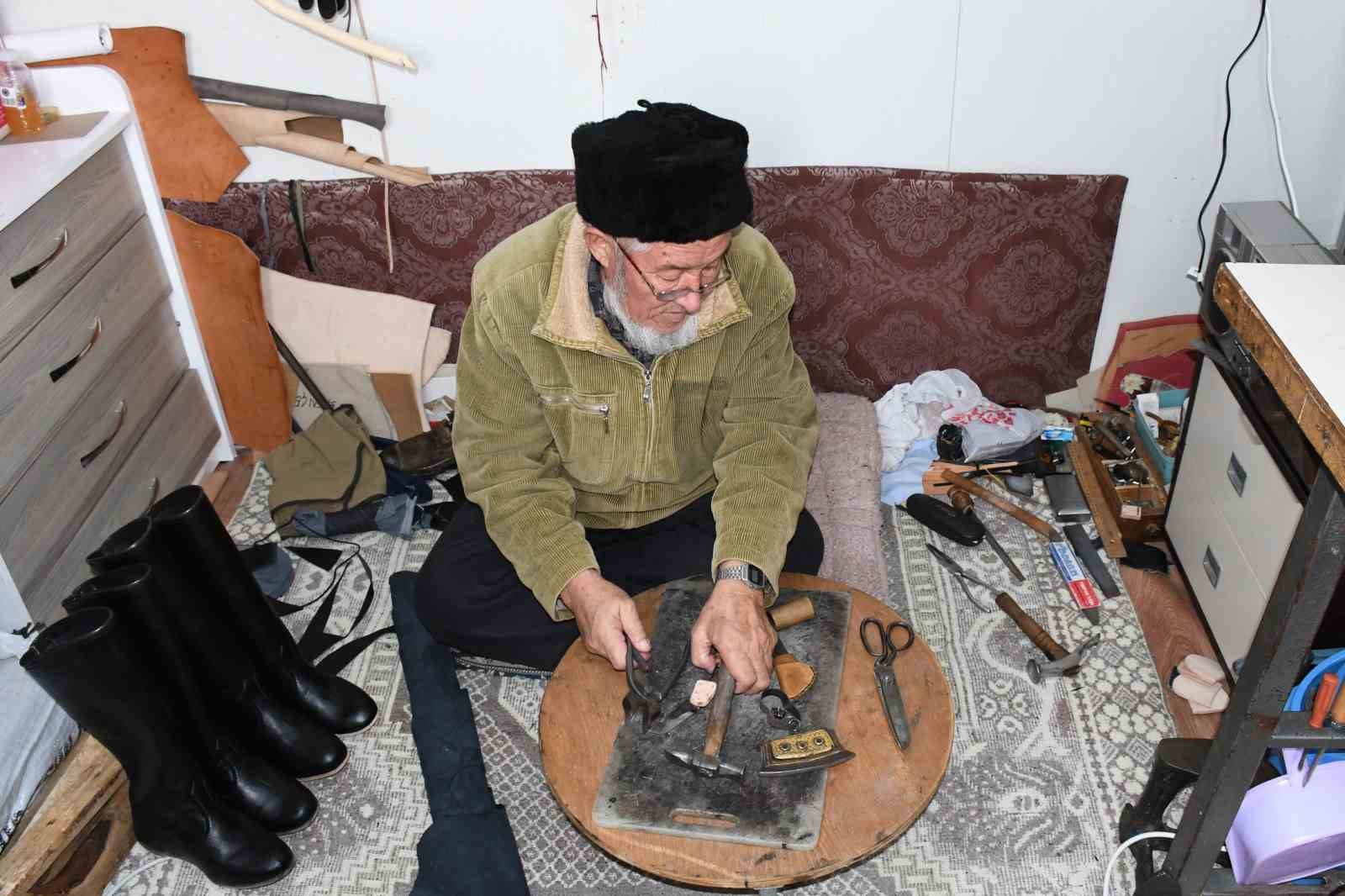 Ata mesleği zamana direniyor: Yozgat&rsquo;ta Kırgızların deri işlemeciliği yok olma tehlikesiyle karşı karşıya
