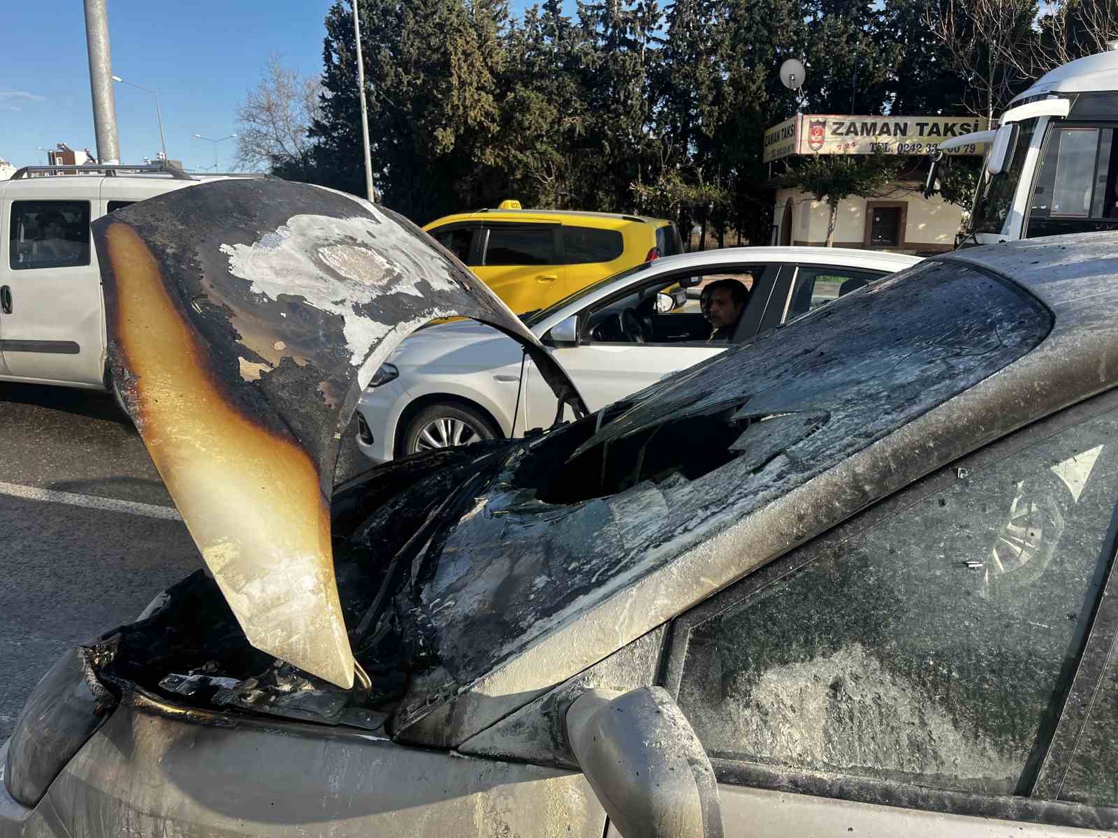 Seyir halindeki alev alan otomobil kullanılamaz hale geldi