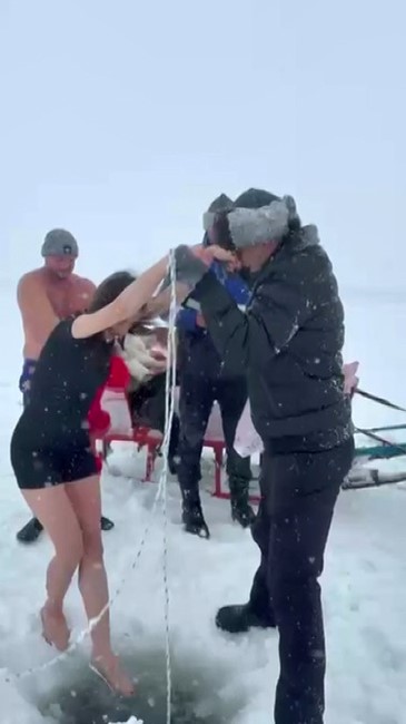 Kars’ta bir kadın Çıldır Gölü’nün buz gibi suyuna girdi
