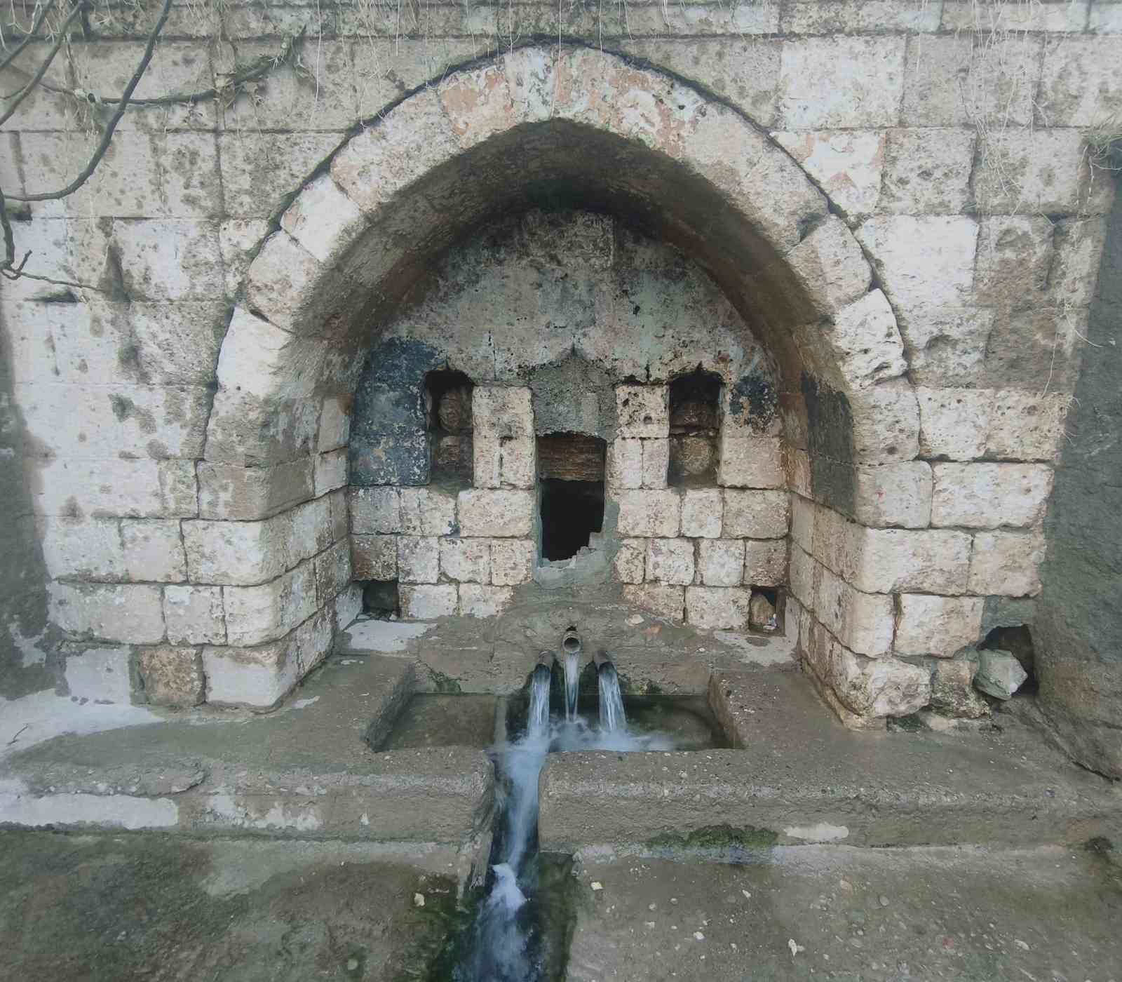 Araban’da tarihi 2 çeşmeden su akmaya başladı