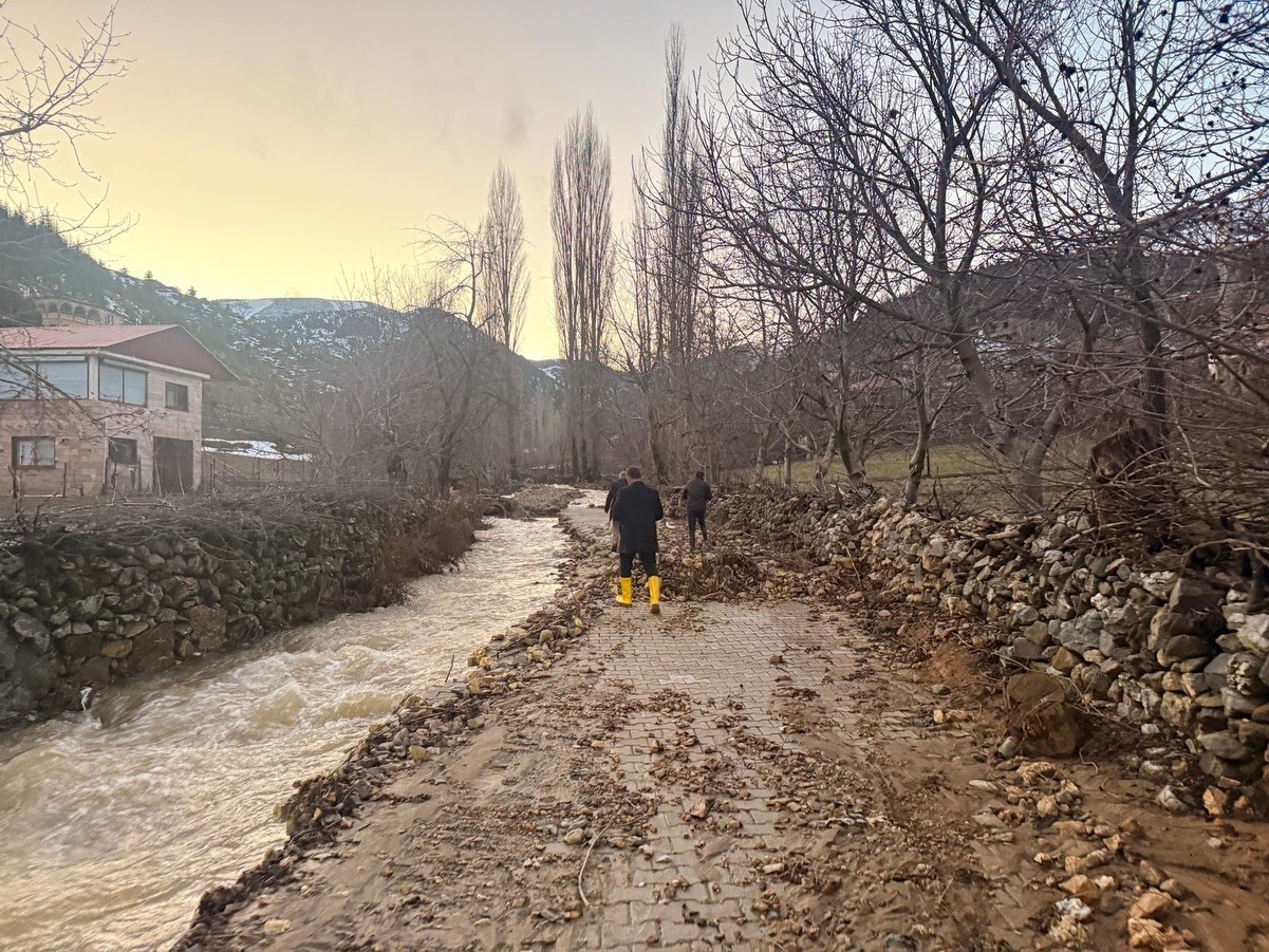 Feke’de sel ve heyelan sonrası kapanan yollar ulaşıma açılıyor