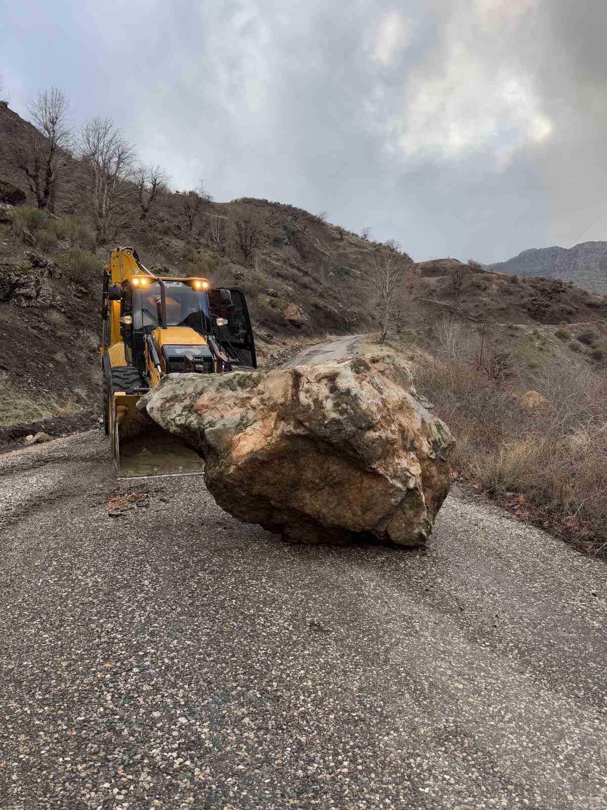 Heyelan nedeniyle kapanan köy yolu yeniden ulaşıma açıldı