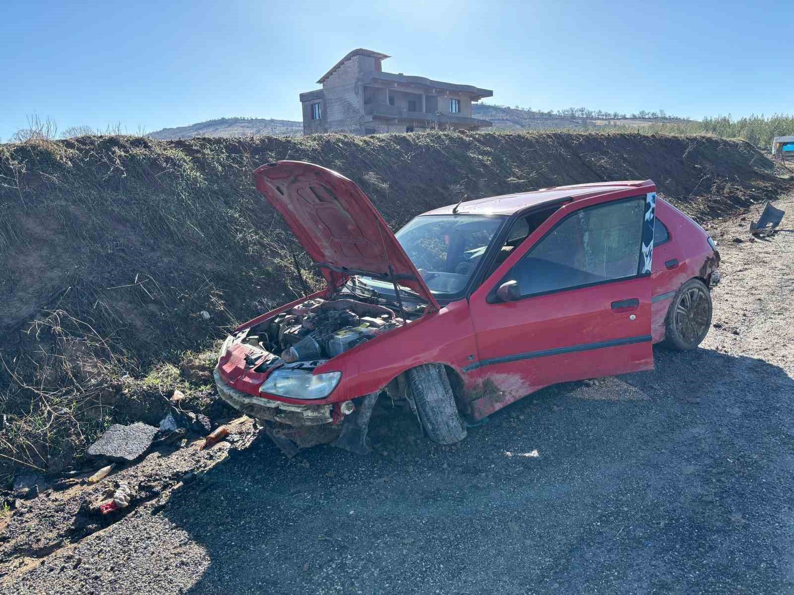 Yolda oluşan &ccedil;ukur kazaya neden oldu: 2 yaralı

