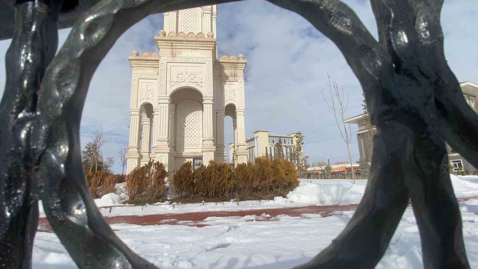 Patnos’ta muhteşem kar yağışı manzarası