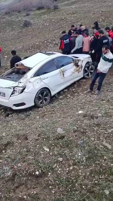 Diyarbakır&rsquo;da otomobil yoldan &ccedil;ıktı: 1 yaralı
