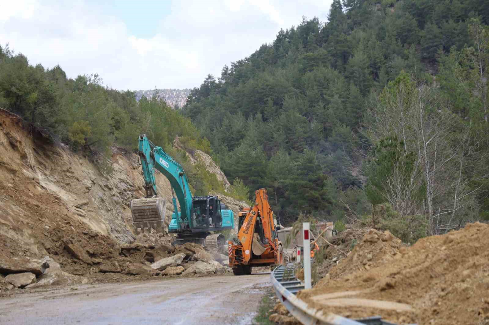 Kayseri-Adana karayolunda selin izleri siliniyor
