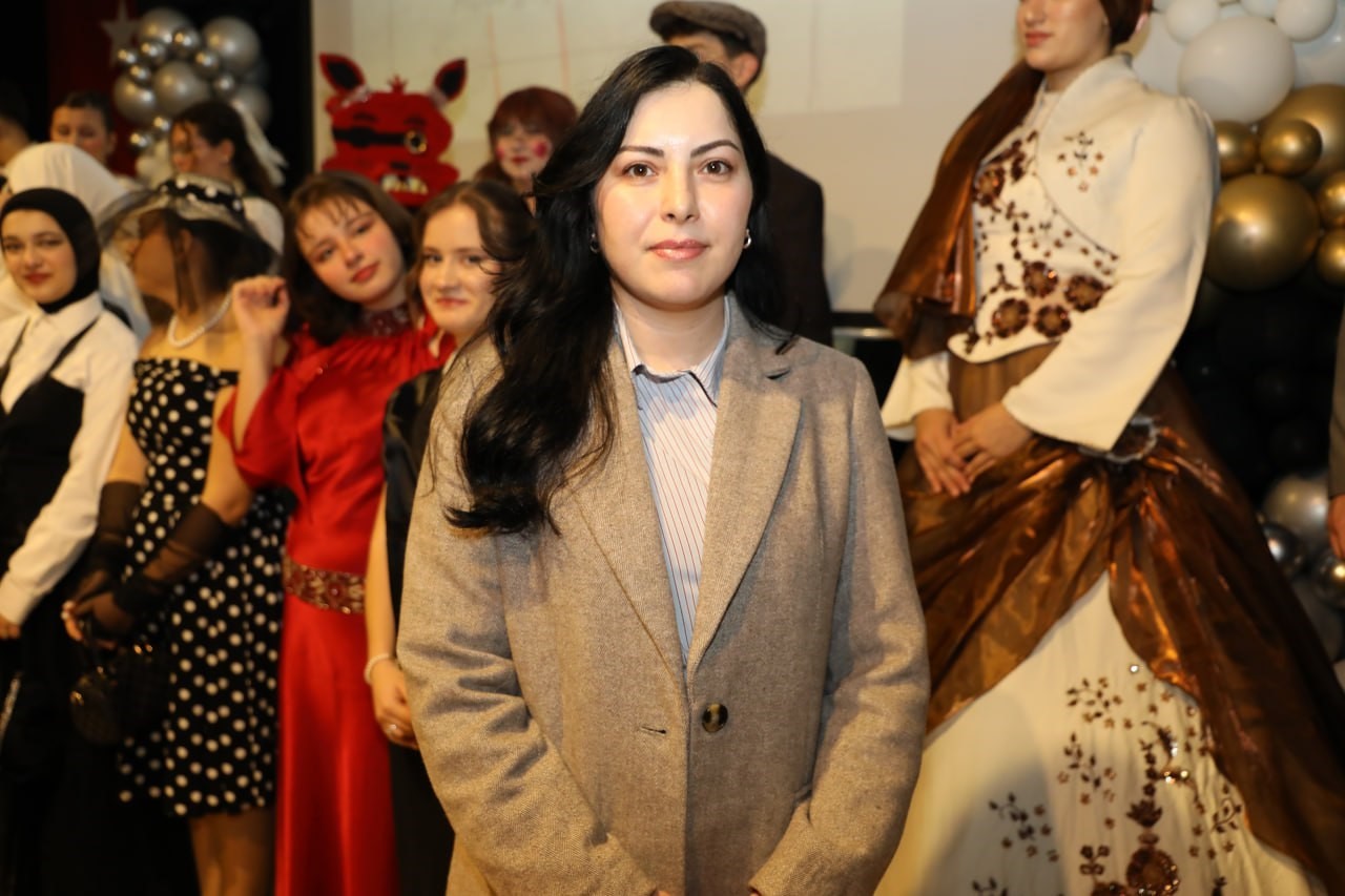 Lise &ouml;ğrencileri atık malzemelerden hazırladıkları kıyafetlerle podyuma &ccedil;ıktı
