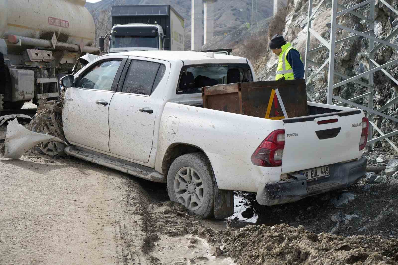 Akaryakıt tankeri ile &ccedil;arpışan kamyonet hurdaya d&ouml;nd&uuml;: 3 yaralı
