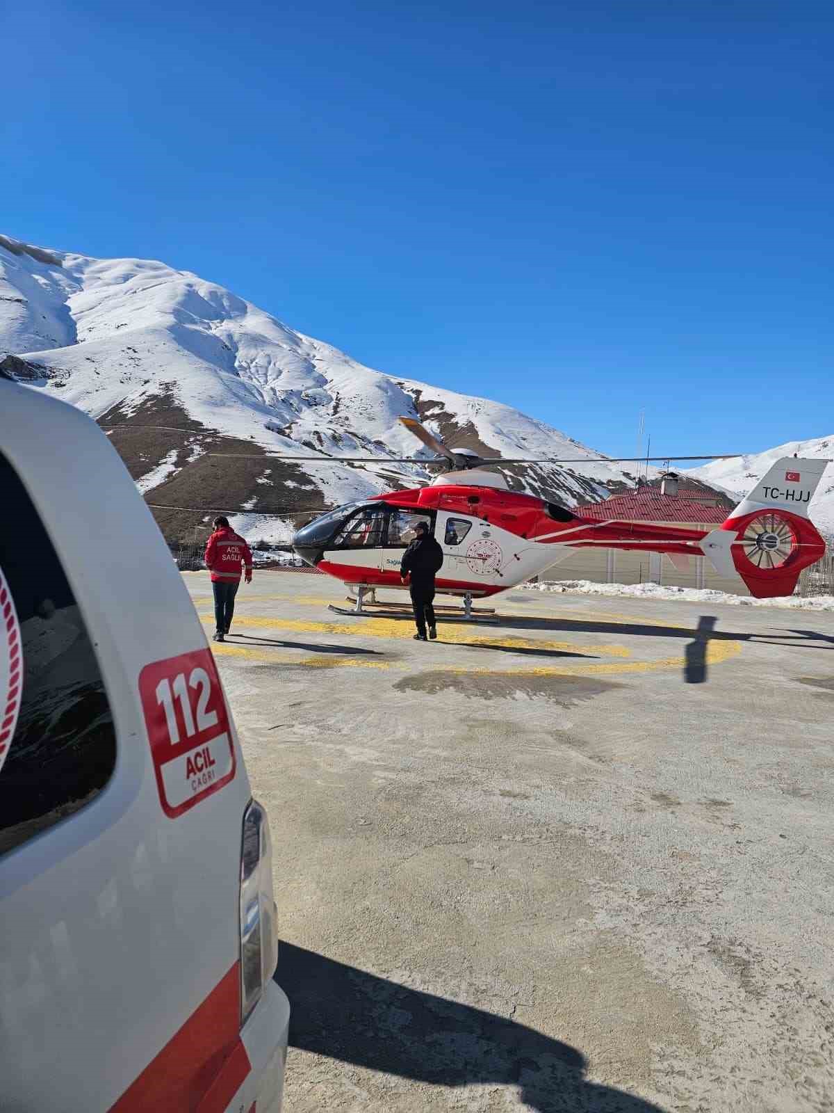 Bah&ccedil;esaray&rsquo;da 40 yaşındaki hasta ambulans helikopter ile Van&rsquo;a getirildi

